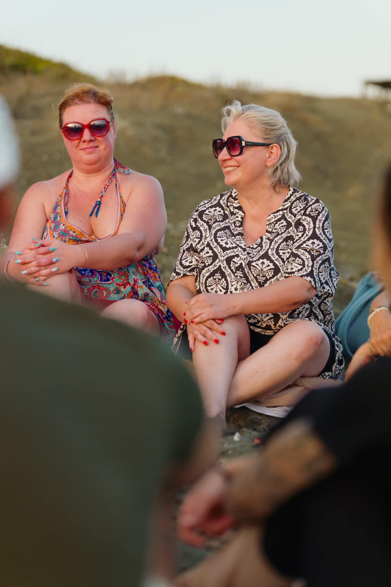 Due partecipanti sorridono durante l'incontro